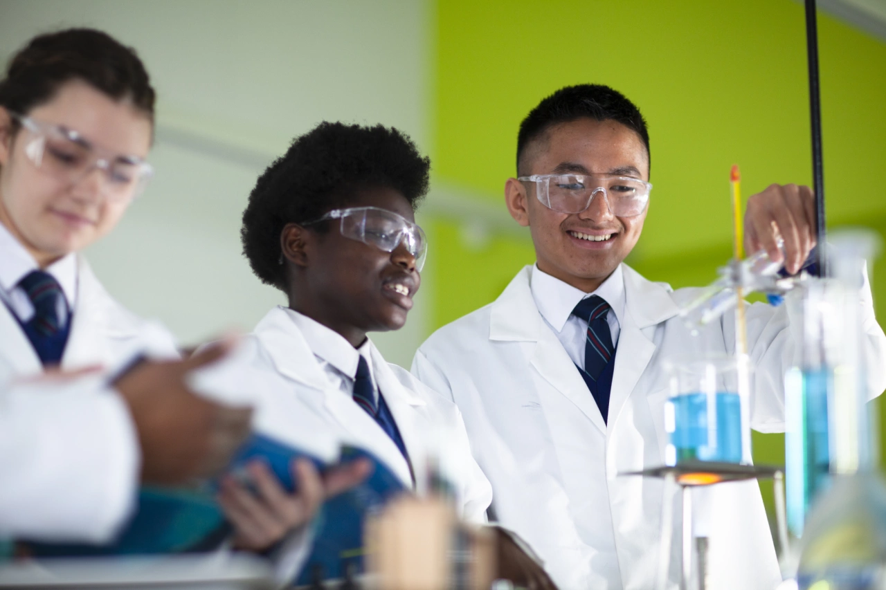 secondary-science-class-male-female