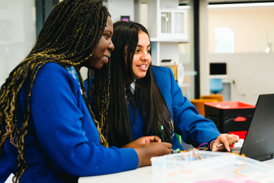 senior-students-computer