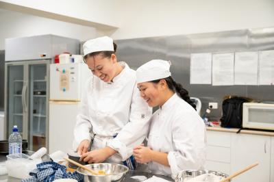VET two girls cooking